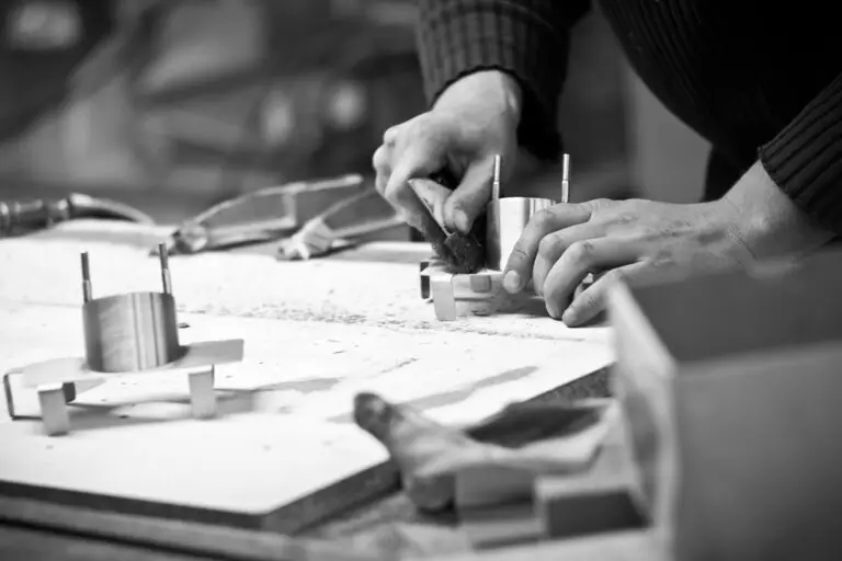 Professionnel en atelier assemblant une pièce mécanique avec des outils de précision, illustrant l’efficacité des processus grâce à Microsoft Business Central.