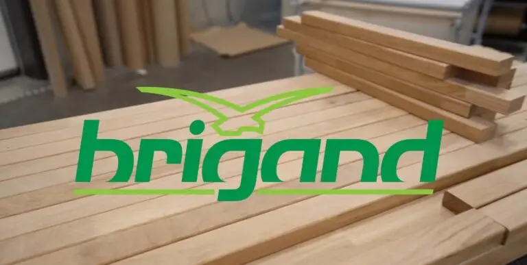 Logo Brigand superposé sur des planches de bois empilées dans un atelier.