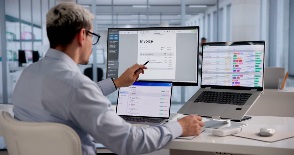 Illustration représentant un workflow de validation des factures fournisseurs avec intelligence artificielle, Microsoft Dynamics 365 Business Central et contrôle humain pour garantir la conformité des processus comptables.