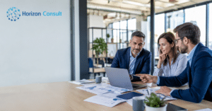 Réunion stratégique entre un dirigeant de PME, une directrice administrative et financière et un consultant ERP comparant les solutions Business Central et Sage 100 pour accompagner la croissance de l'entreprise.